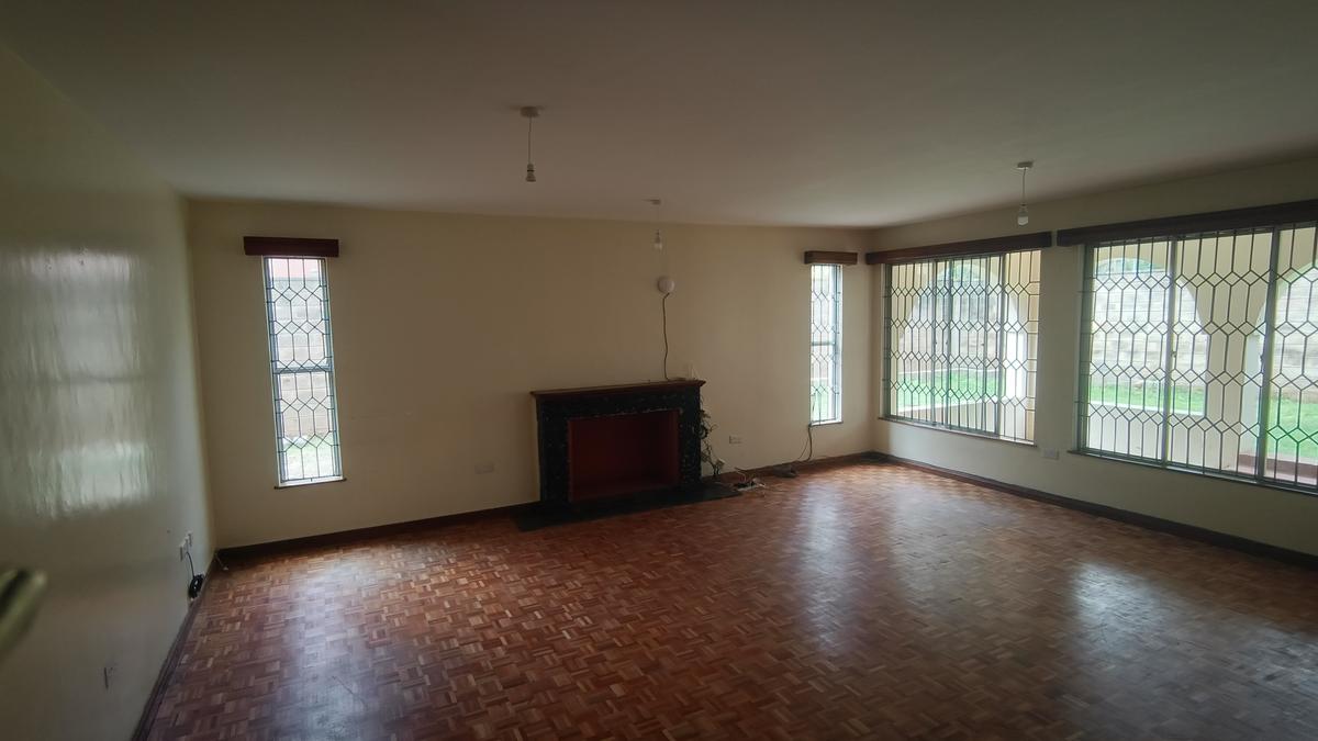 5 Bed House with En Suite at Lavington - 2