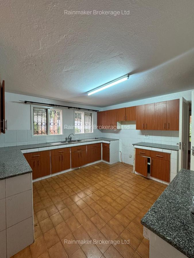 4 Bed Townhouse with En Suite in Hill View - 5