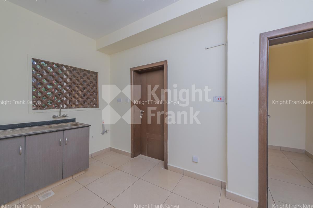 4 Bed Apartment with En Suite at Riverside Drive - 11