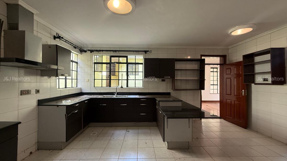 5 Bed Townhouse with En Suite in Lavington - 12