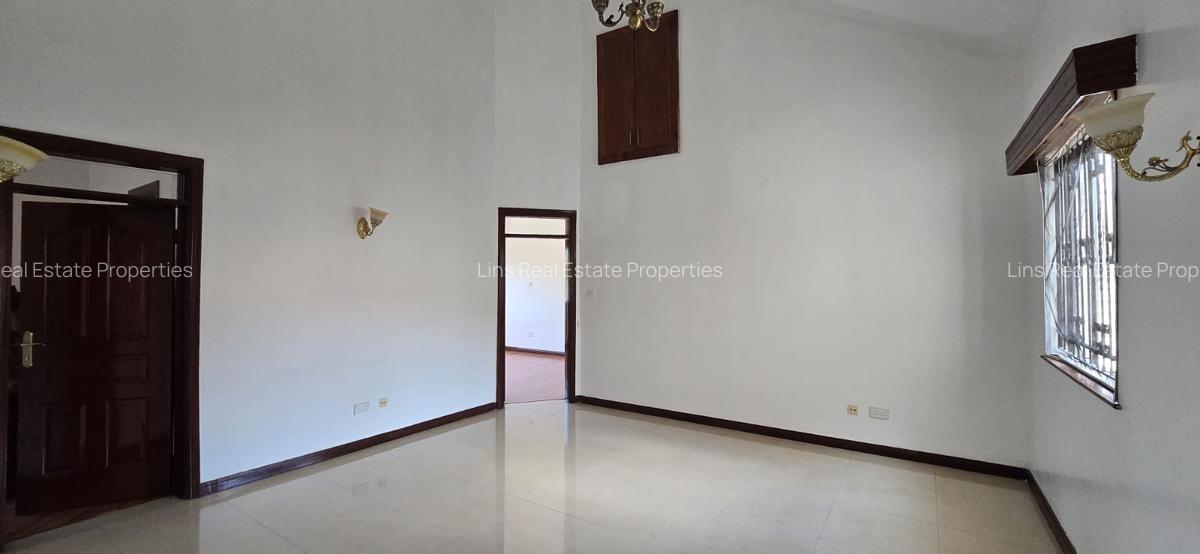 4 Bed Townhouse with En Suite in Brookside - 11