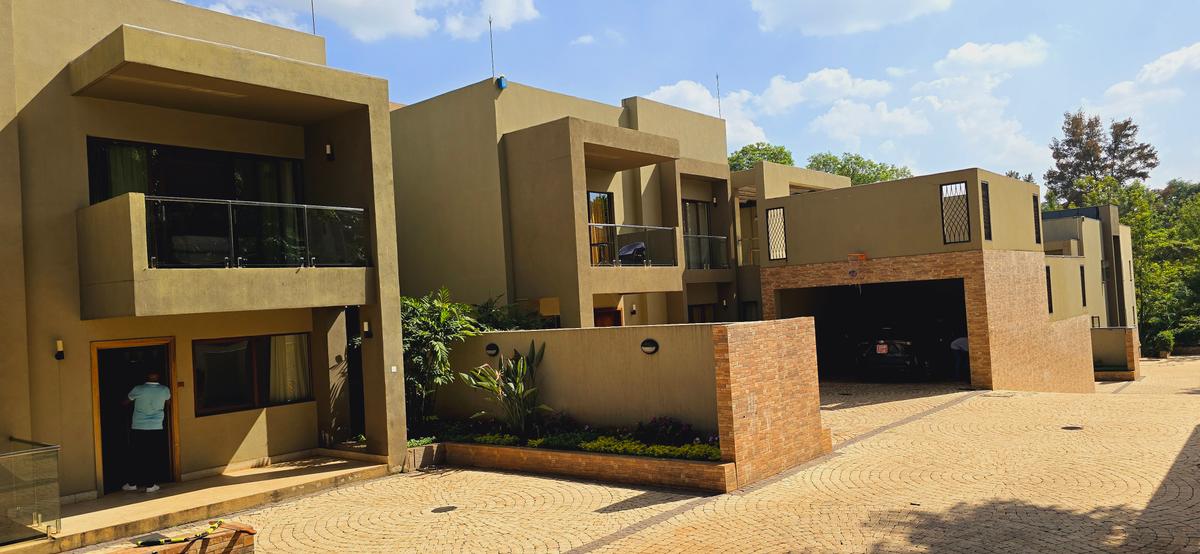 5 Bed Townhouse with En Suite at Convent Drive - 2