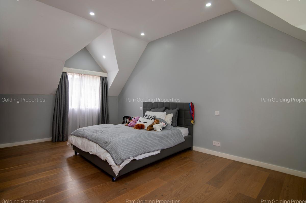 5 Bed House with En Suite in Runda - 9