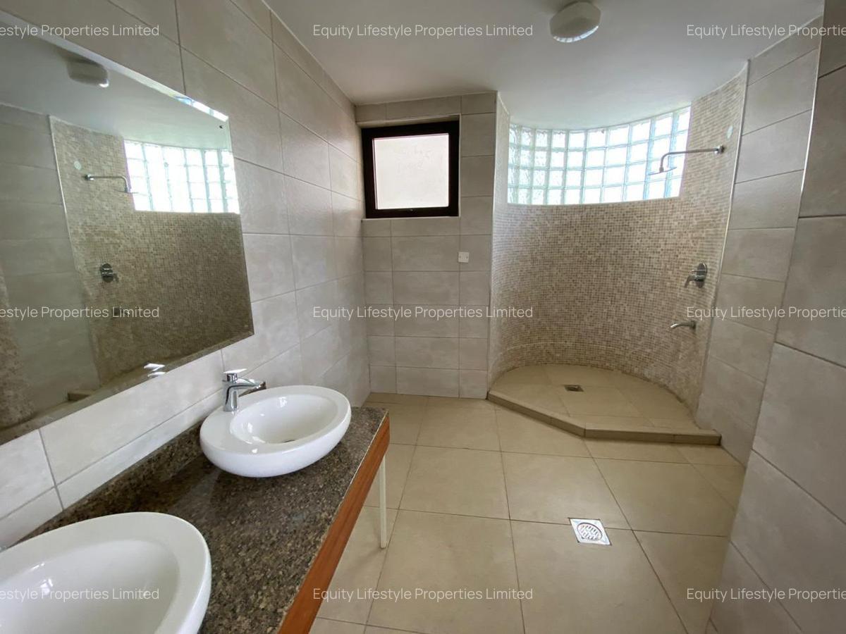 3 Bed Apartment with Swimming Pool in Riverside - 6