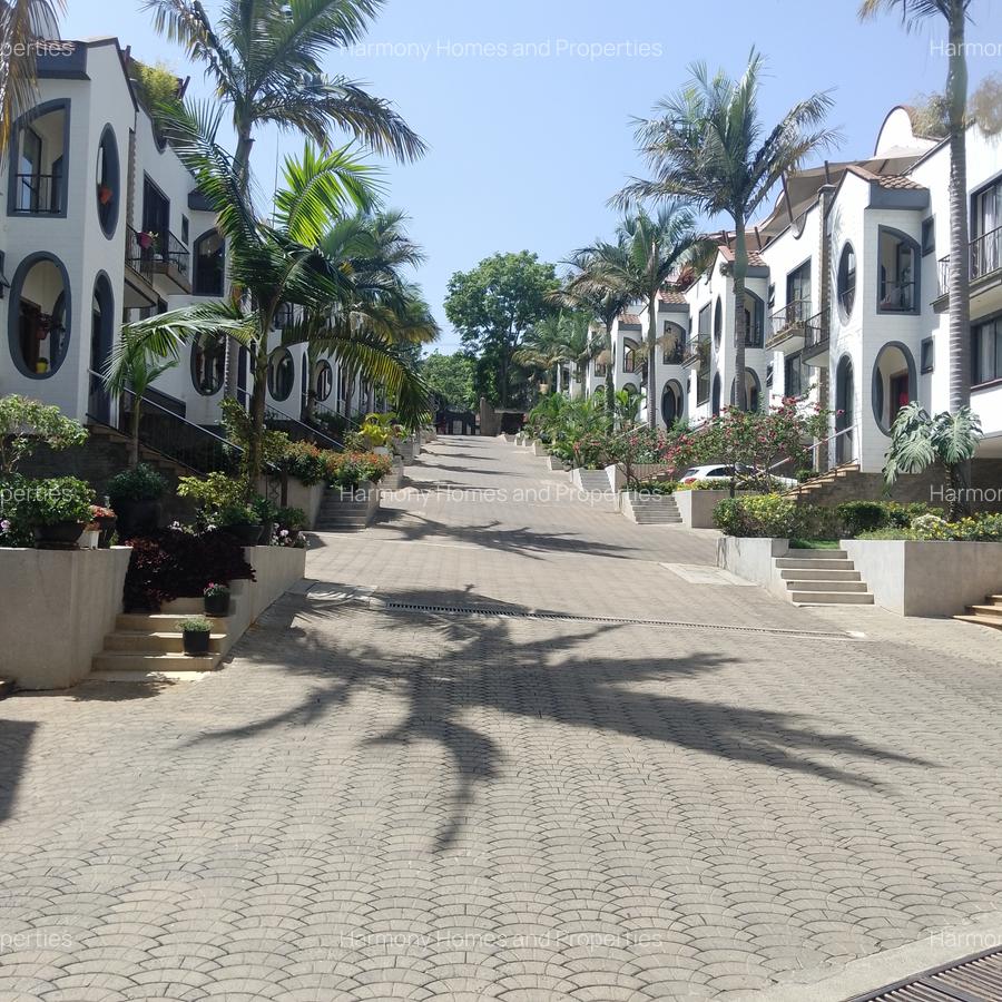 5 Bed Villa with En Suite at Brookside - 1