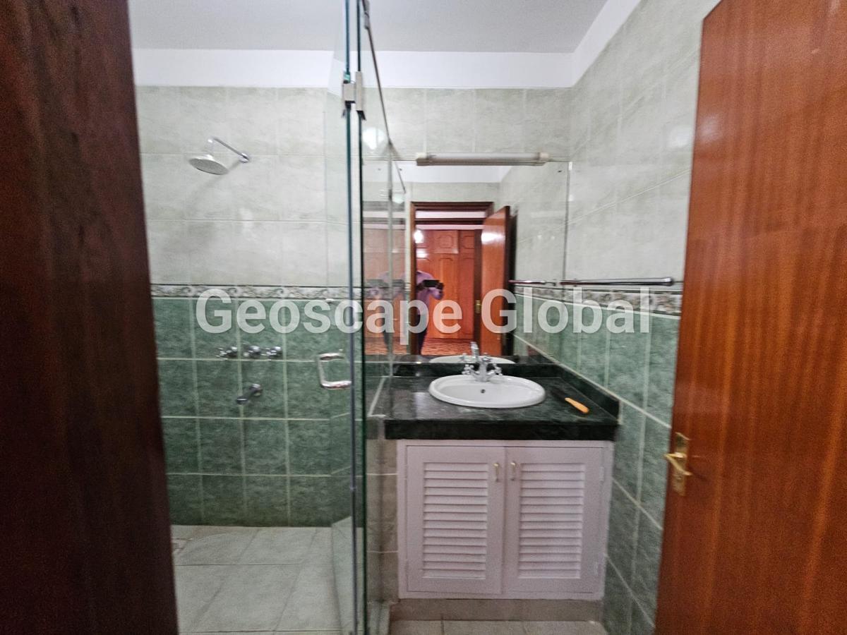 5 Bed House with En Suite in Spring Valley - 3