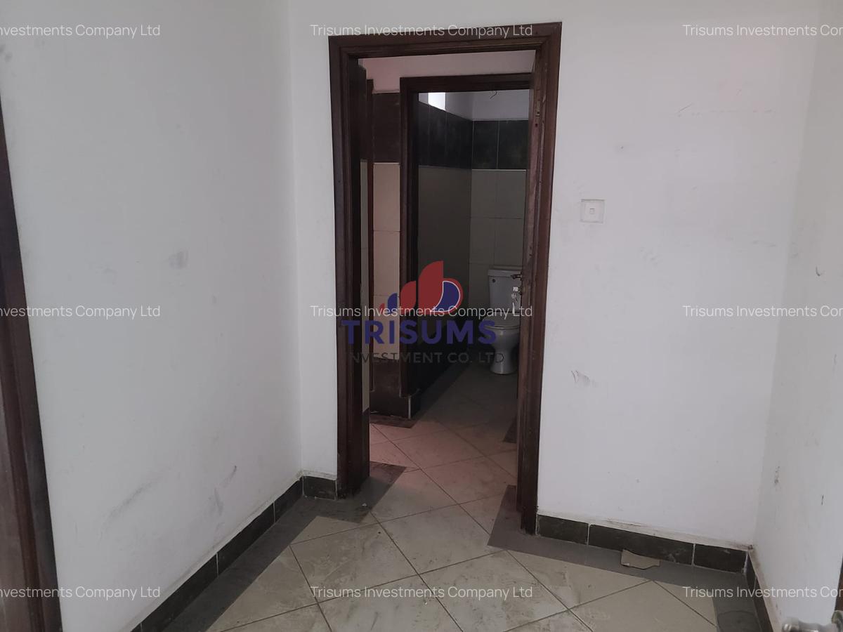 4,249 ft² Warehouse with Service Charge Included in Industrial Area - 9