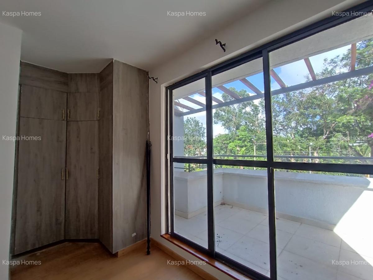 5 Bed House with En Suite in Lavington - 16