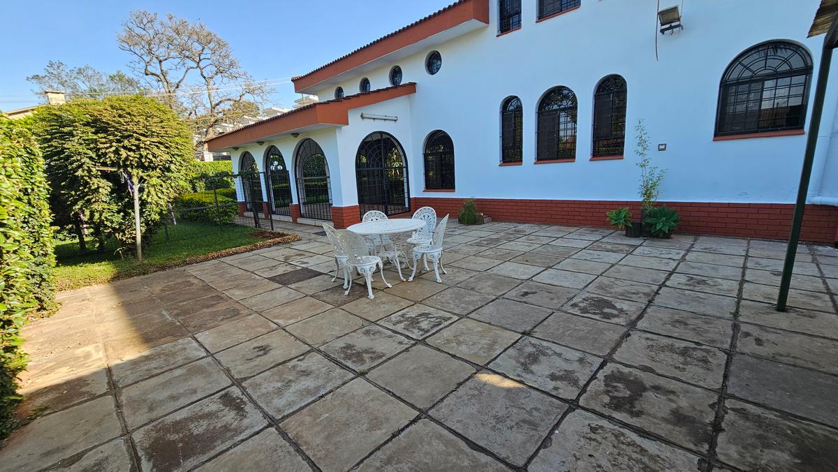 6 Bed House with En Suite at Lavington - 18