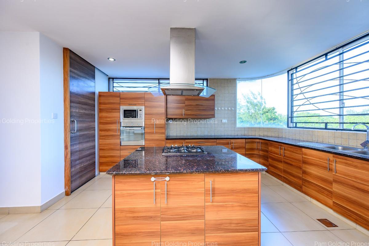 4 Bed Apartment with En Suite at Greenwood Drive - 10