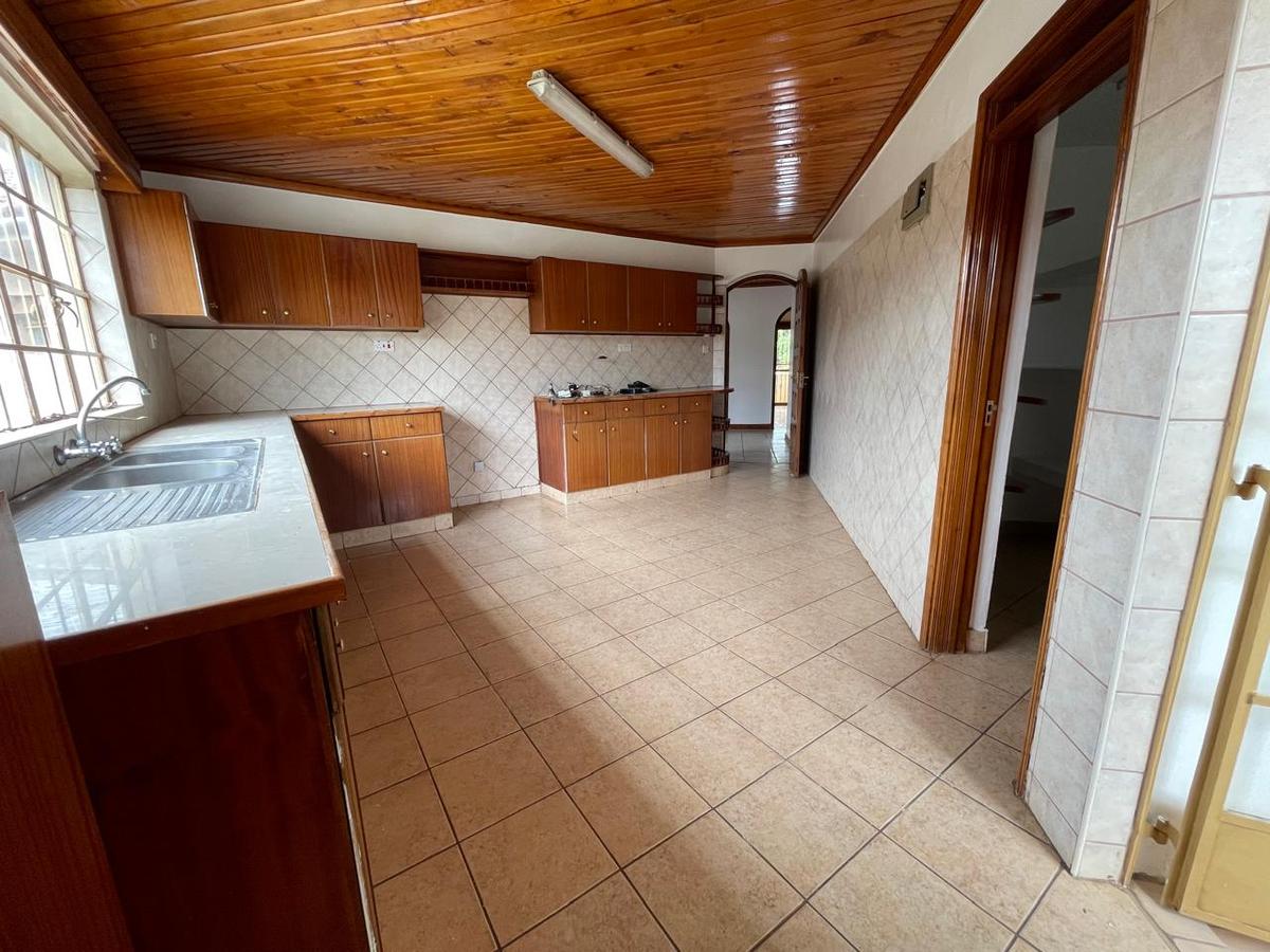 3 Bed Apartment with En Suite in Brookside - 4