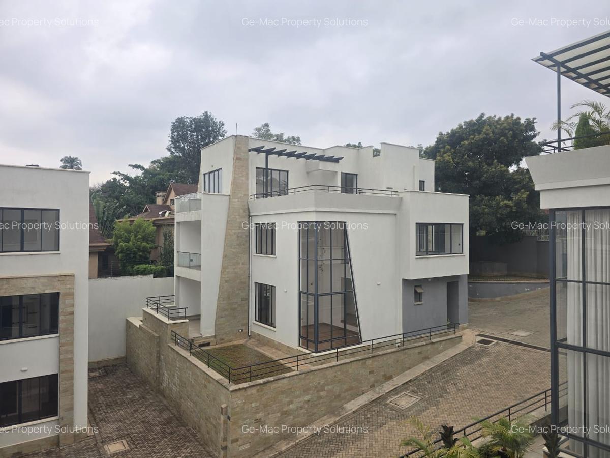 5 Bed House with En Suite in Lavington - 1