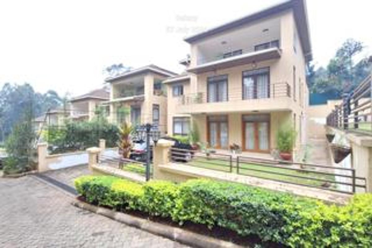 5 Bed Townhouse with En Suite at Lavington Green - 1