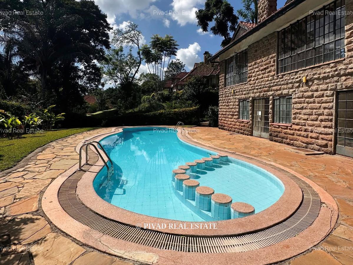 5 Bed House with Swimming Pool in Rosslyn - 12