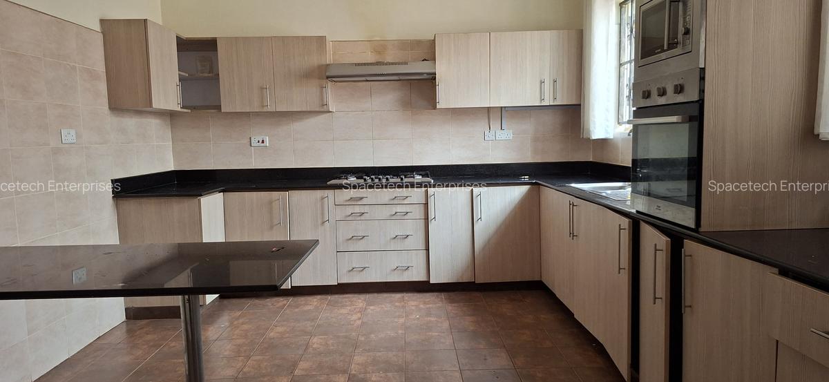 5 Bed Townhouse with En Suite in Spring Valley - 8