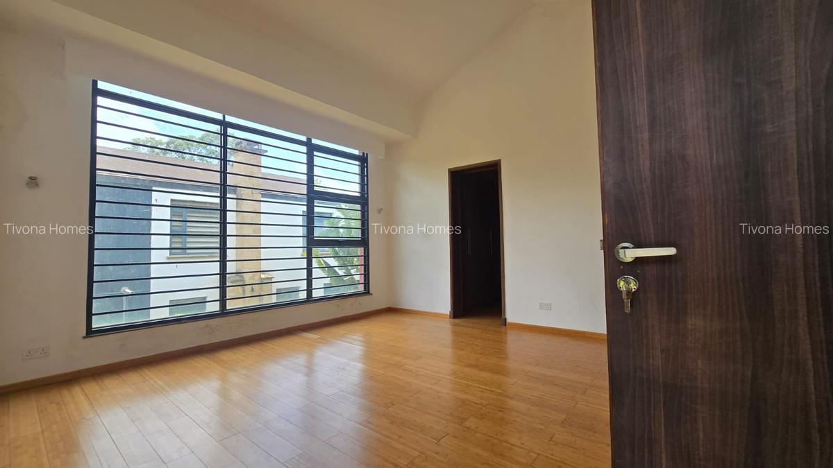 4 Bed House with En Suite in Garden Estate - 4