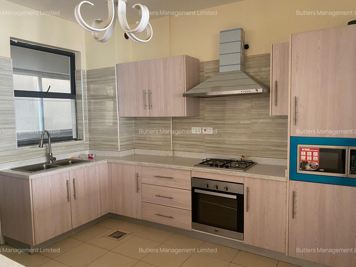 4 Bed Apartment with En Suite in Brookside - 4