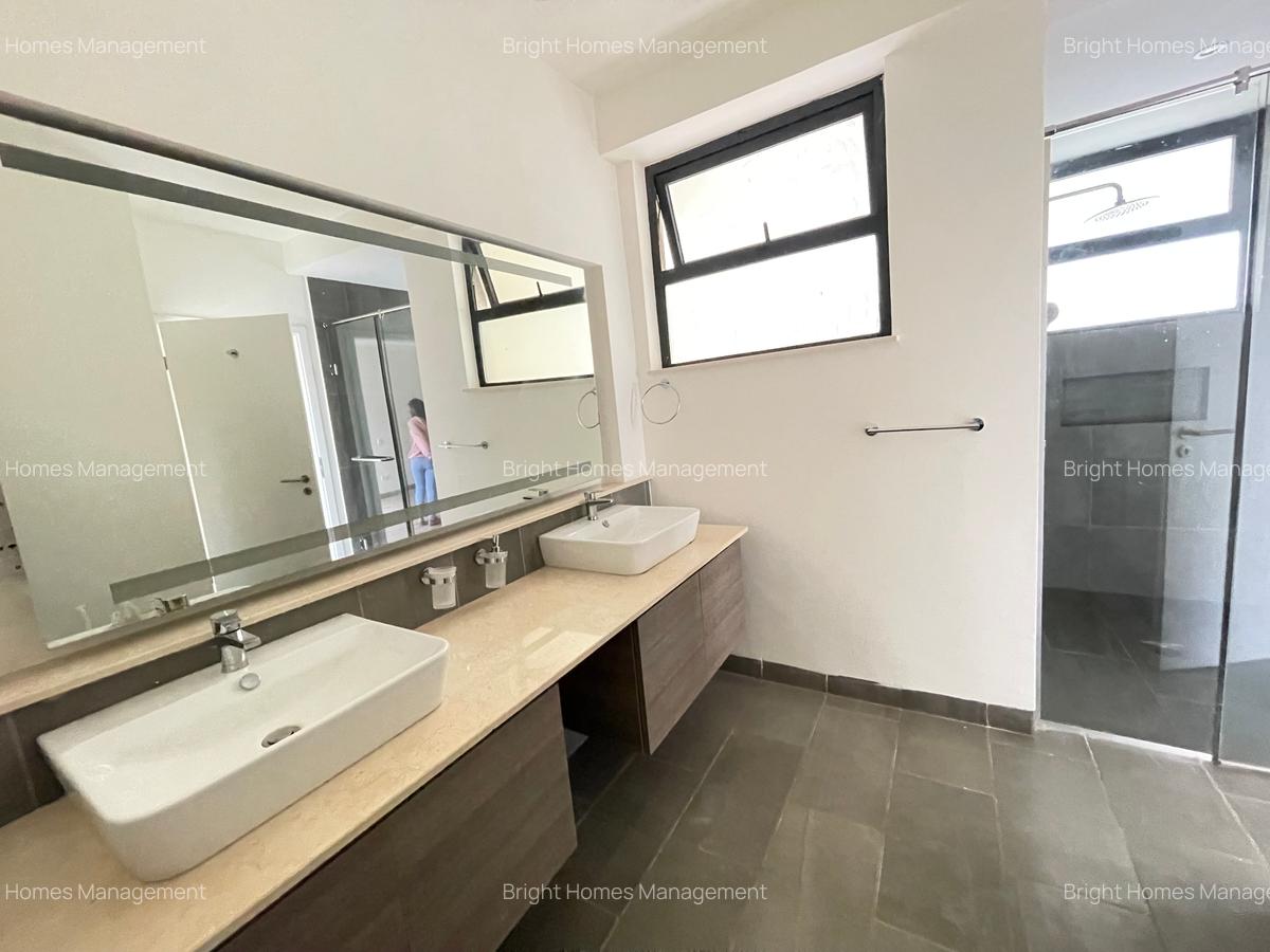 4 Bed Apartment with En Suite in Riverside - 10