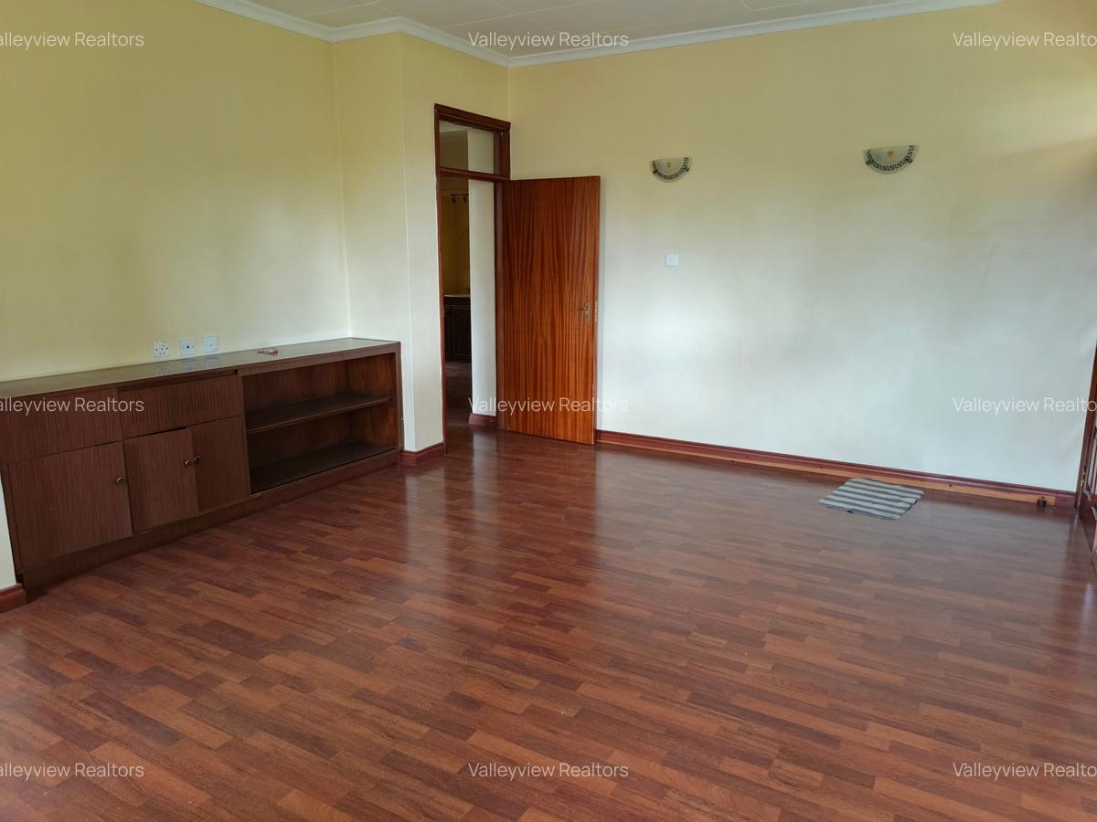 5 Bed House with En Suite at Lavington - 14
