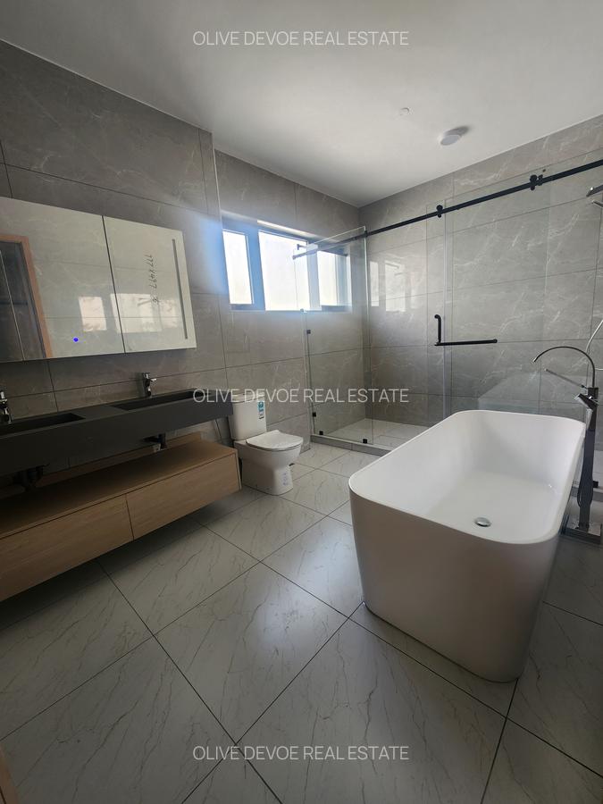 5 Bed Townhouse with En Suite in Lavington - 12