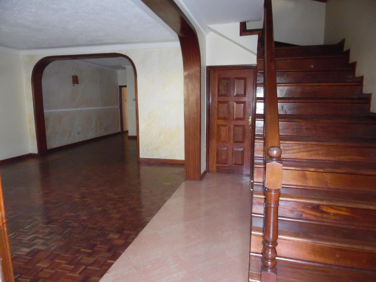 4 Bed Townhouse with En Suite at Lavington - 2