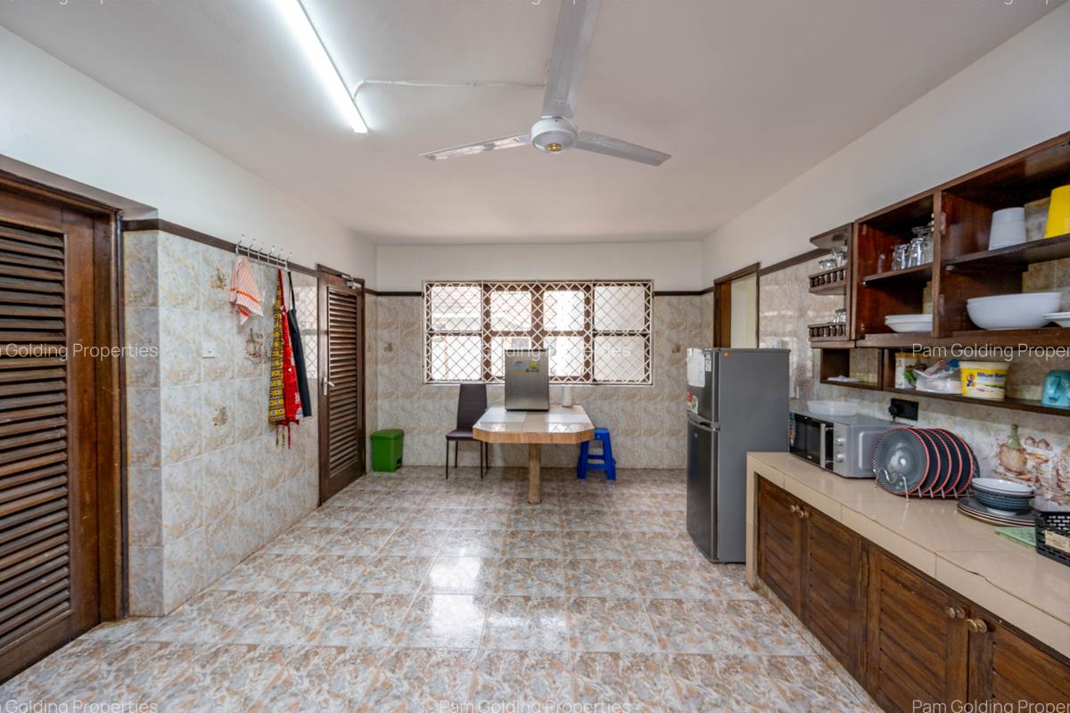 5 Bed Townhouse at Beach Road - 9