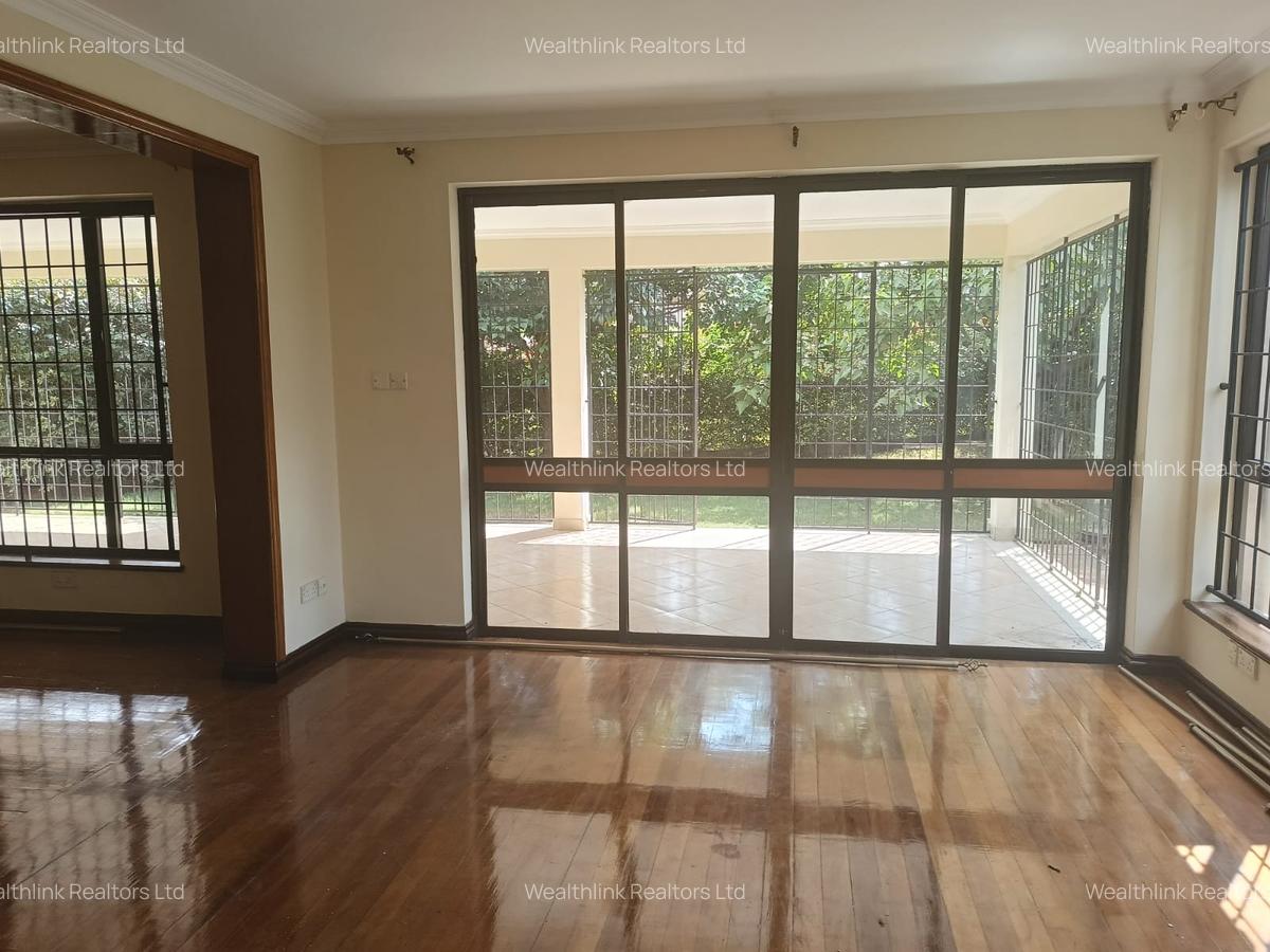 5 Bed Townhouse with En Suite at Horse Shoe Village - 12