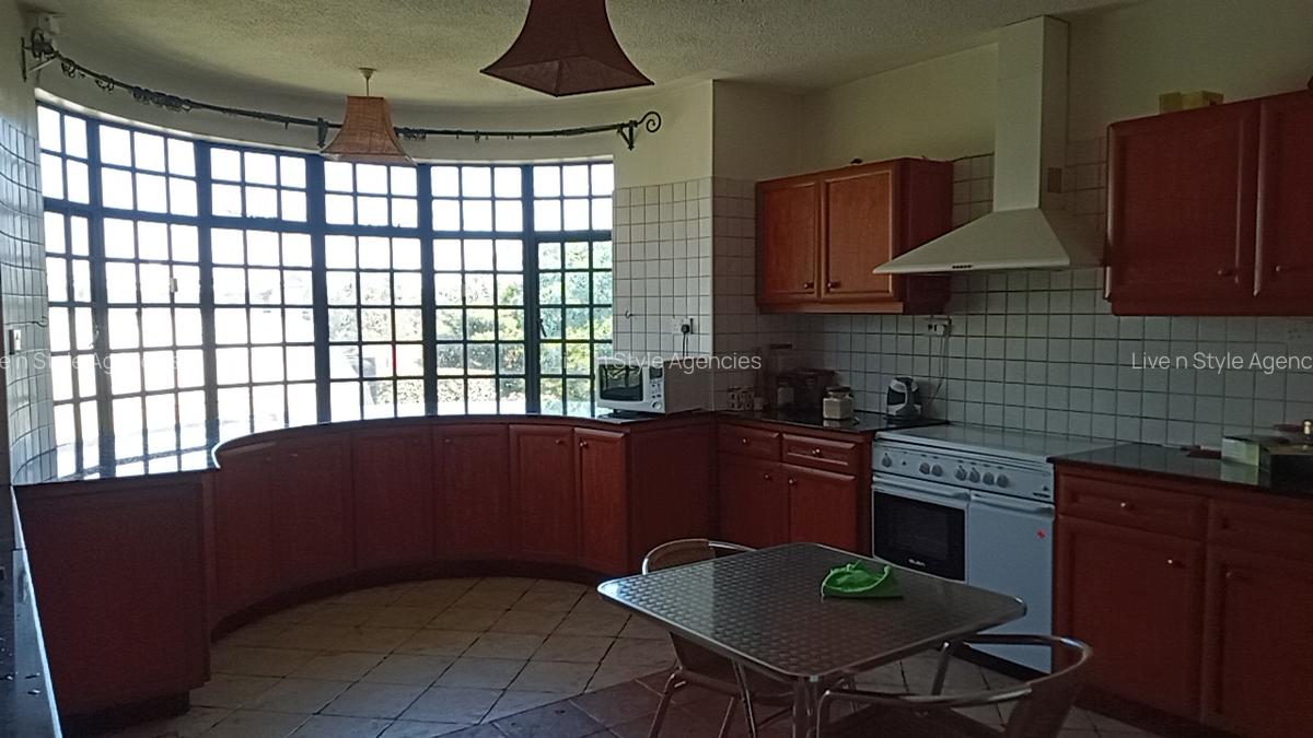 4 Bed House with En Suite in Runda - 12