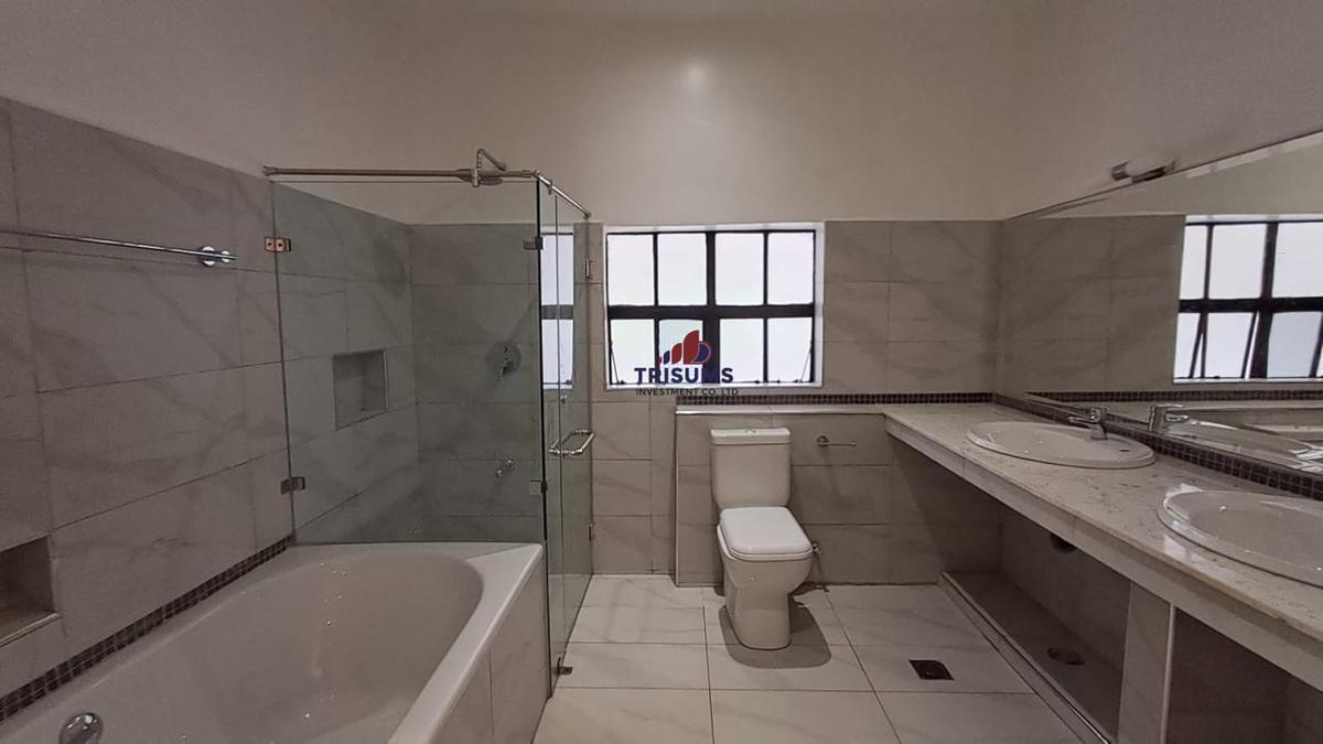 4 Bed House with En Suite in Ridgeways - 15