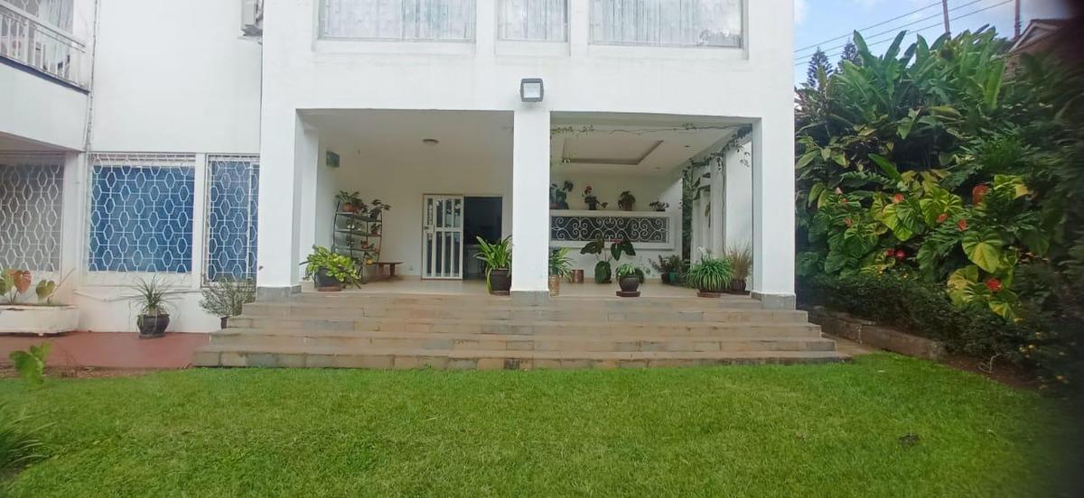8 Bed House with En Suite in Lavington - 1