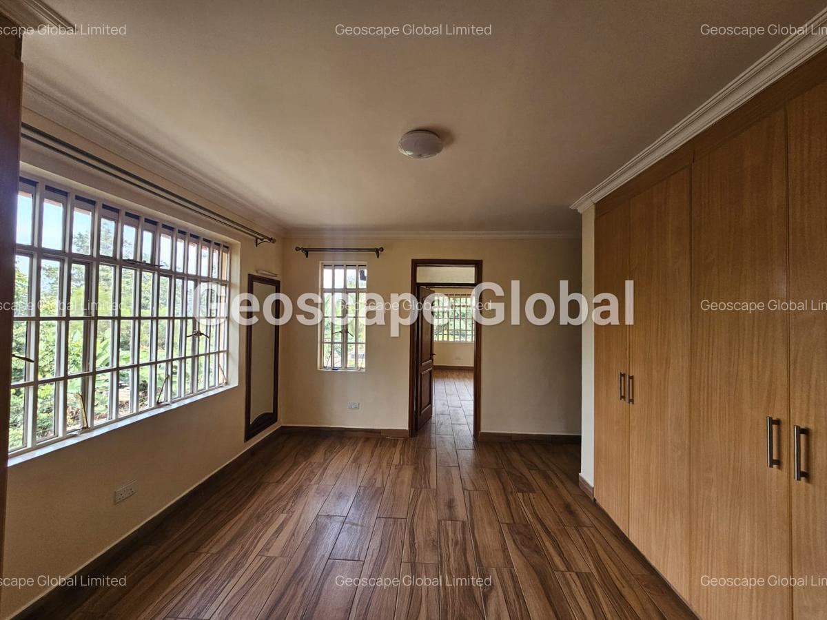 4 Bed House with En Suite in Rosslyn - 12