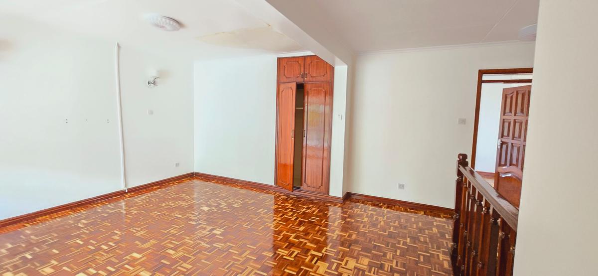 4 Bed Townhouse with En Suite at Lavington - 6