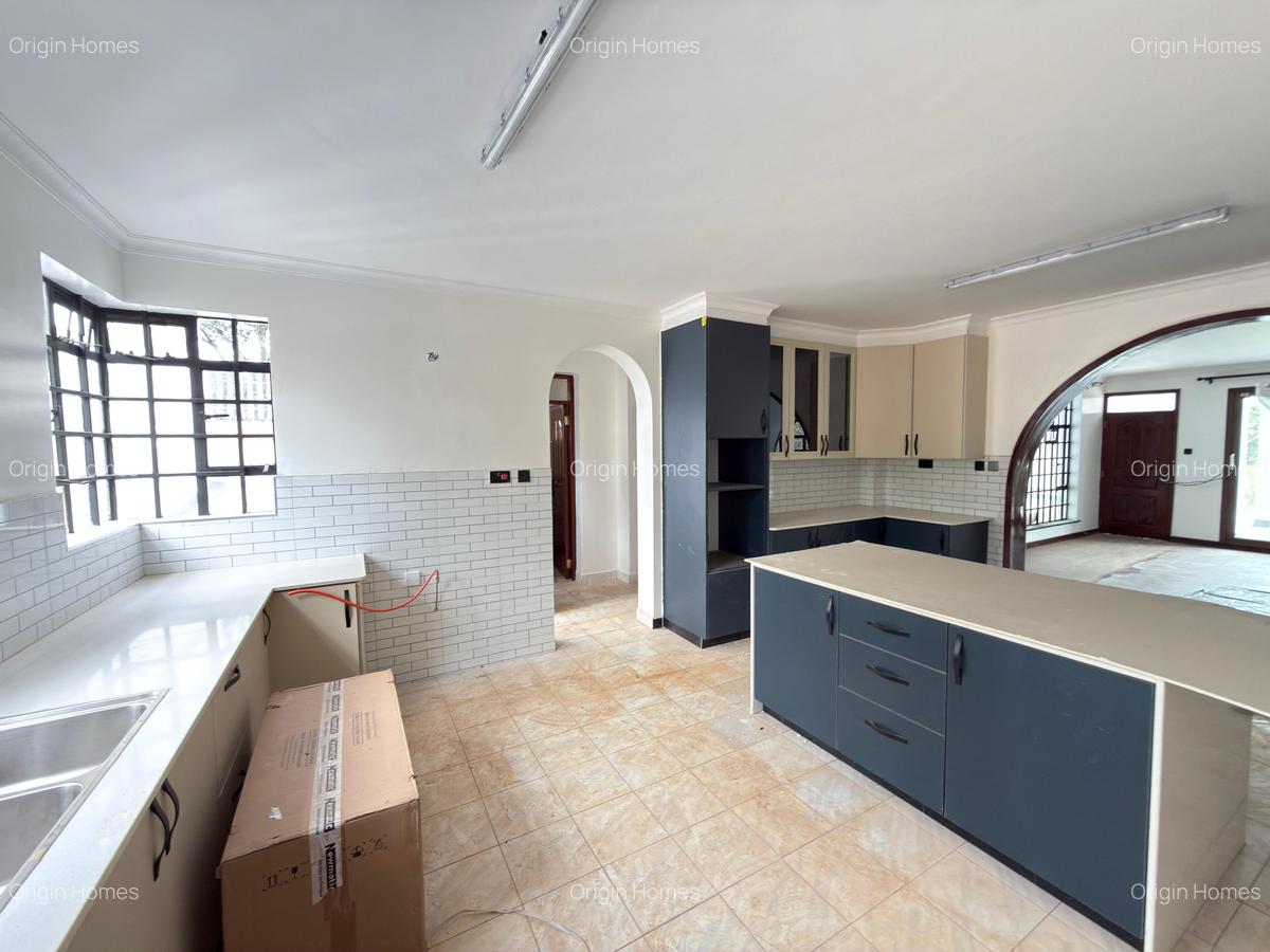 5 Bed House with En Suite at Windsor - 12