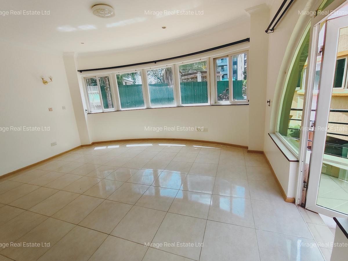 4 Bed Villa with En Suite in Riverside - 17