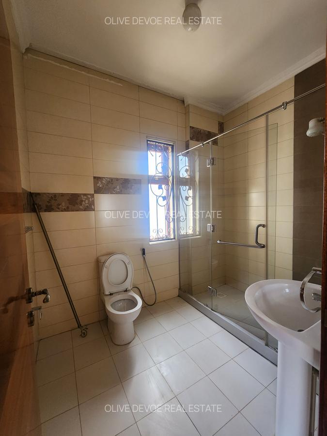 5 Bed Townhouse with En Suite in Lavington - 6