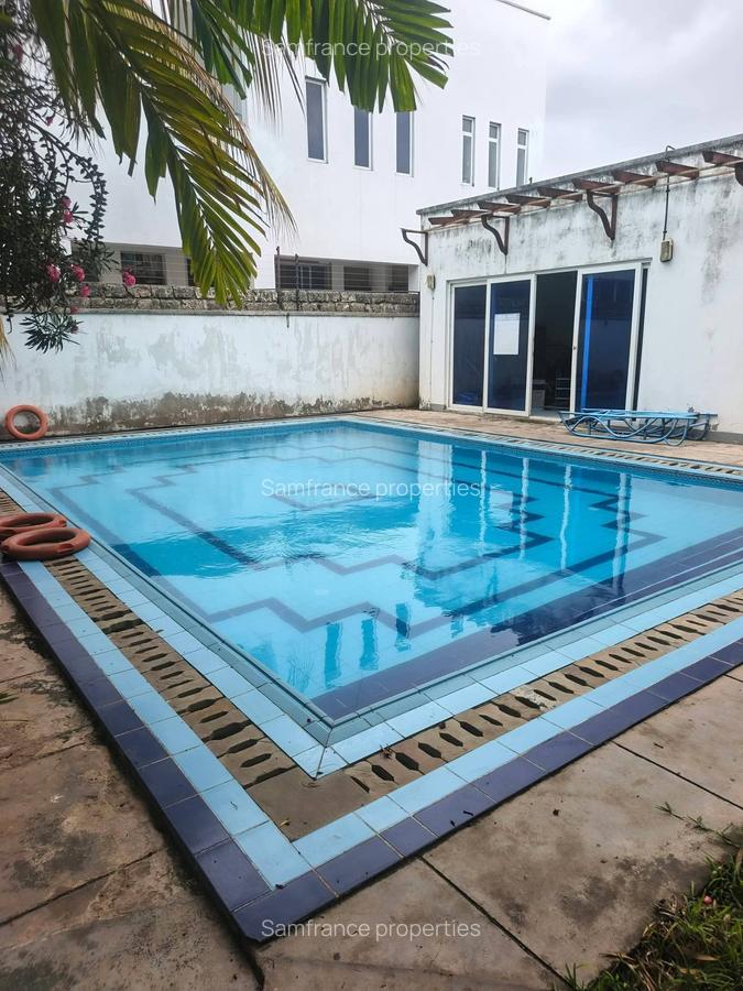 Serviced 3 Bed Apartment with En Suite at 3Rd Avenue - 4