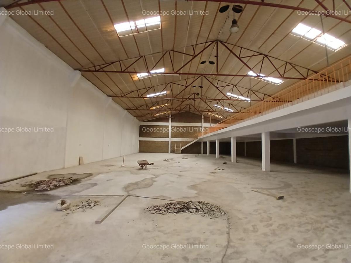 24,750 ft² Warehouse with Parking in Industrial Area - 1