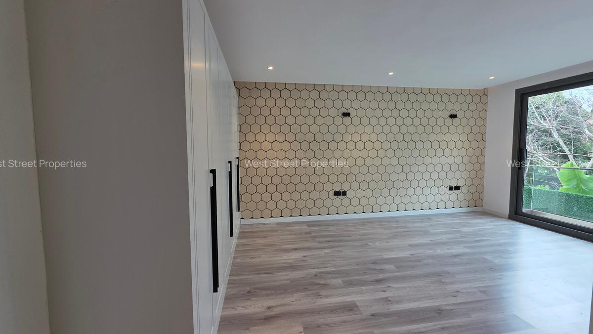 5 Bed Villa with En Suite at Lavington - 17