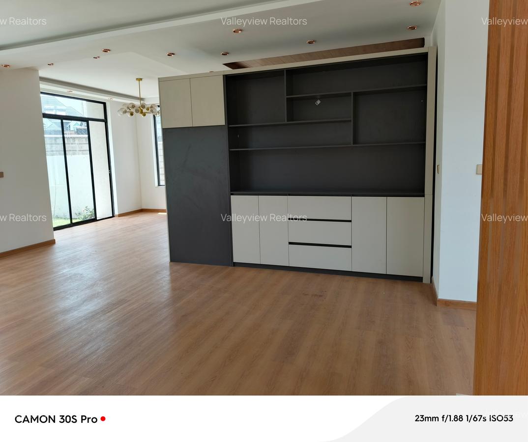 5 Bed Townhouse with En Suite at Lavington - 4