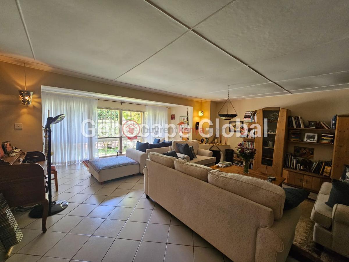 2 Bed House with En Suite in Rosslyn - 3