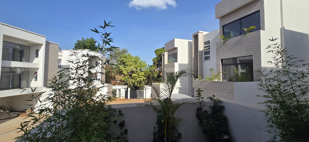 5 Bed Townhouse with En Suite at Lavington Green - 1
