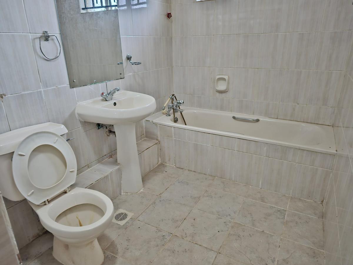 5 Bed House with En Suite in Lavington - 9