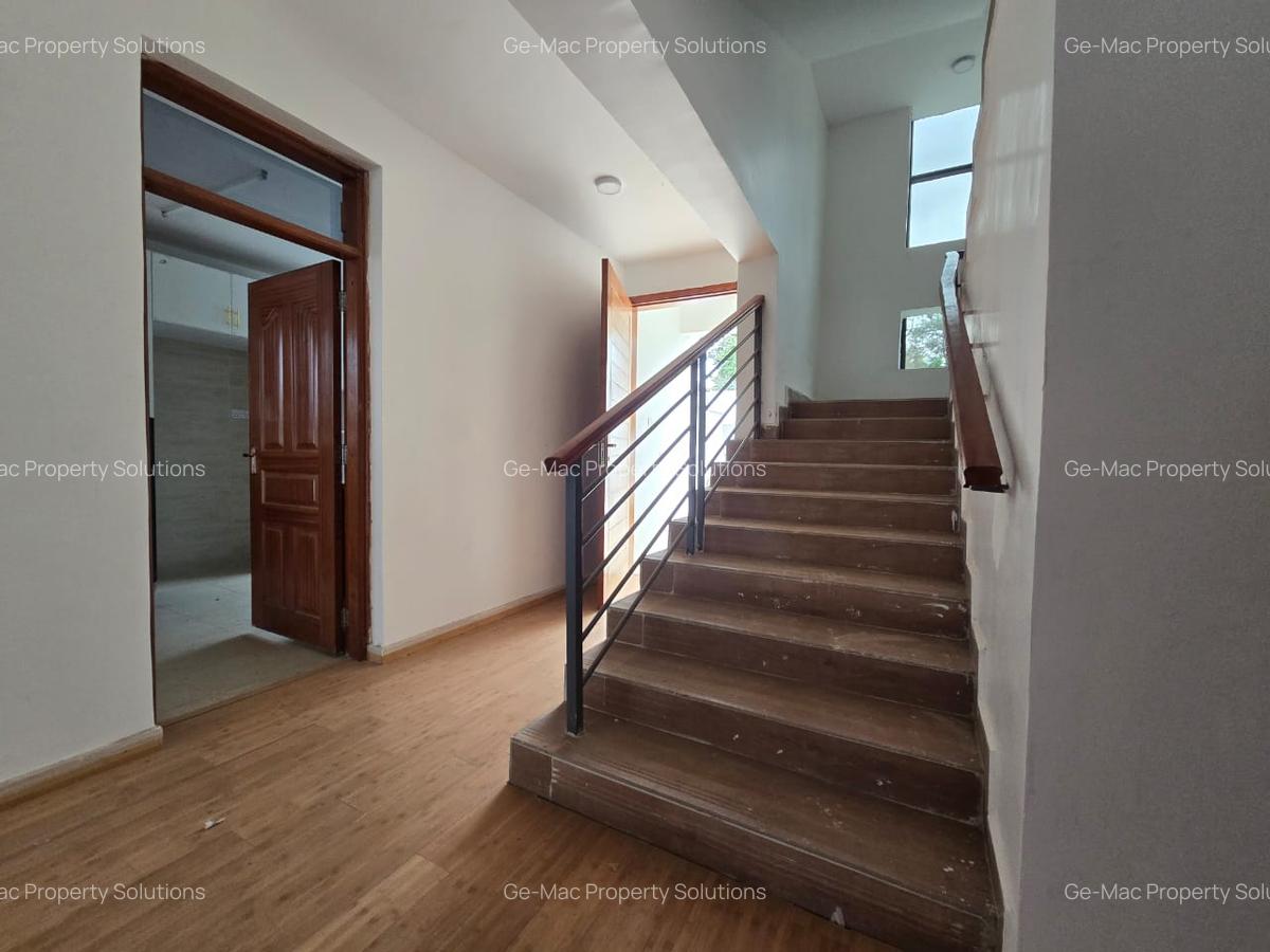 5 Bed Townhouse with En Suite in Lavington - 6