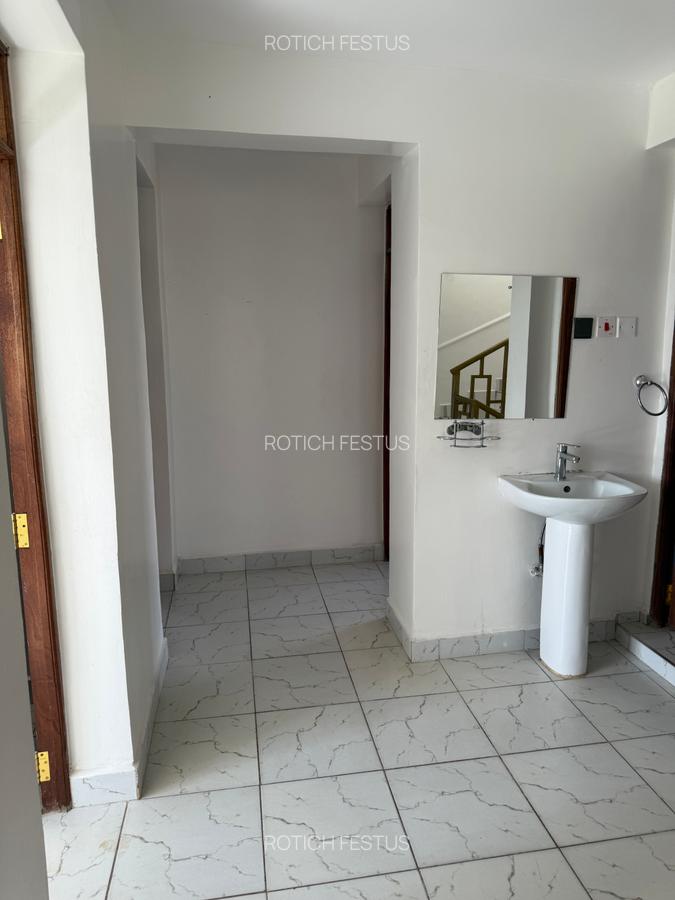 6 Bed House with En Suite at Membley - 15