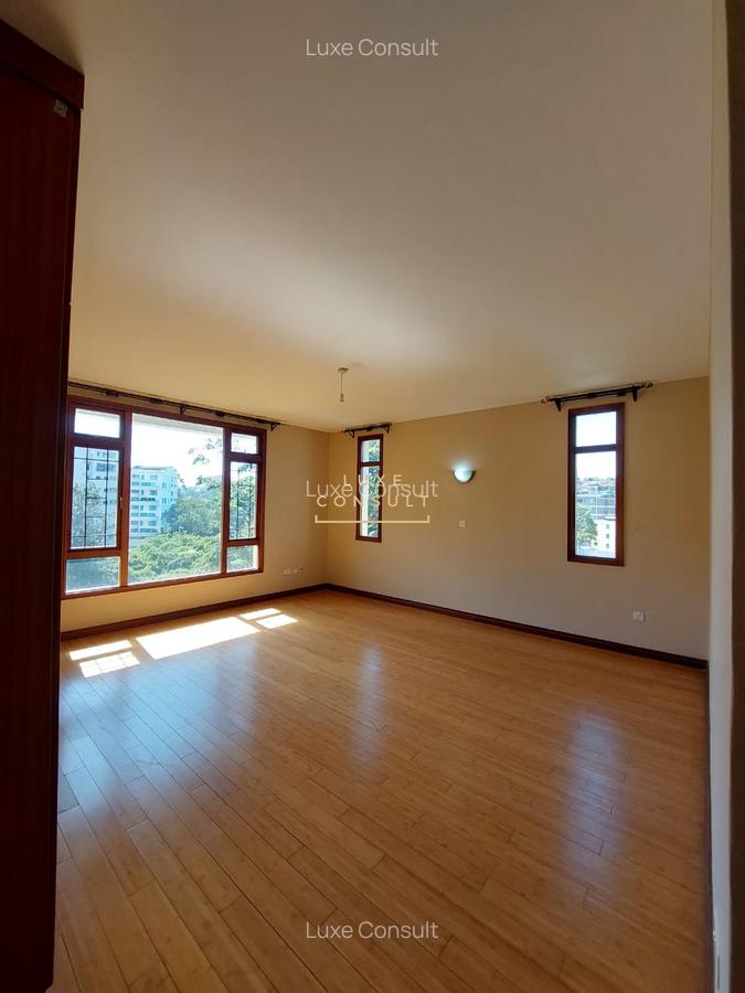 3 Bed Apartment with Swimming Pool in Riverside - 7