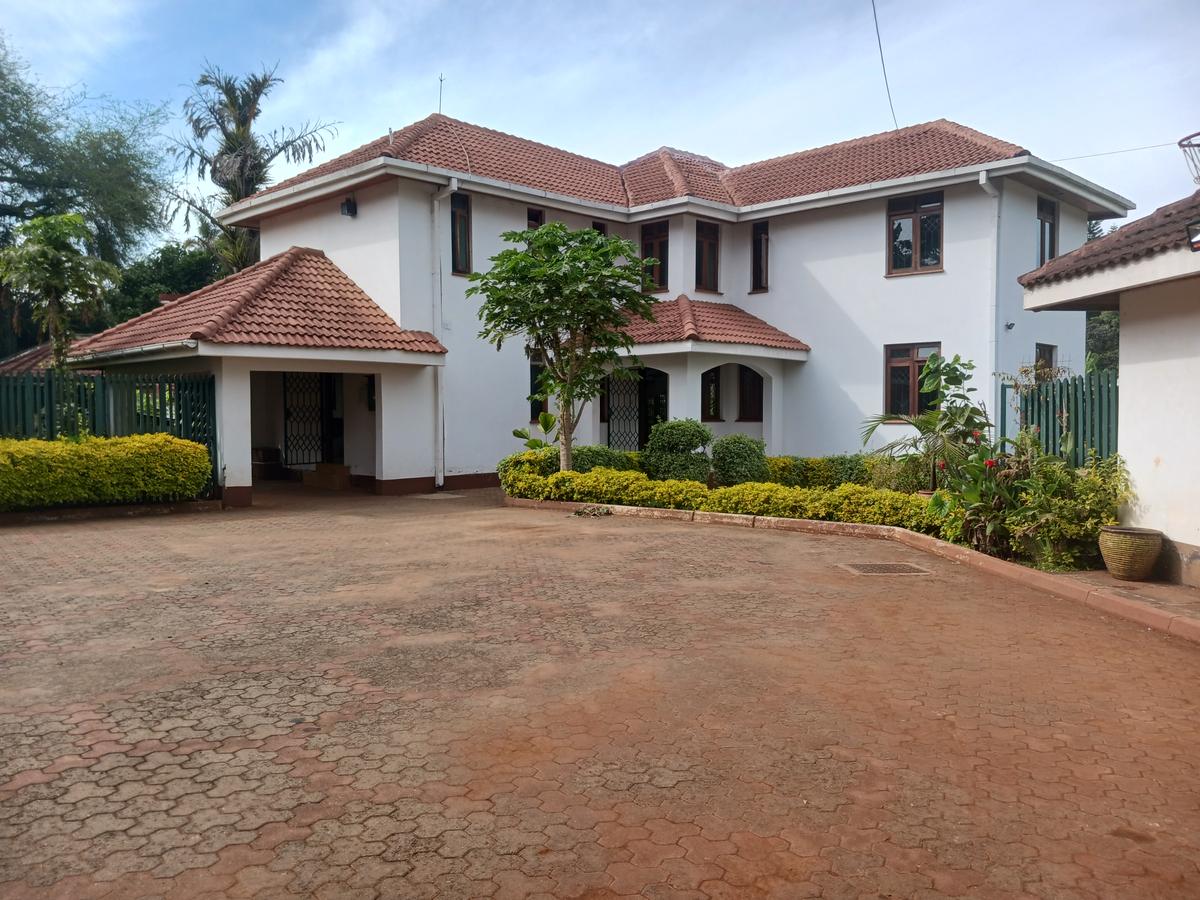 4 Bed House with En Suite at Lavington - 1