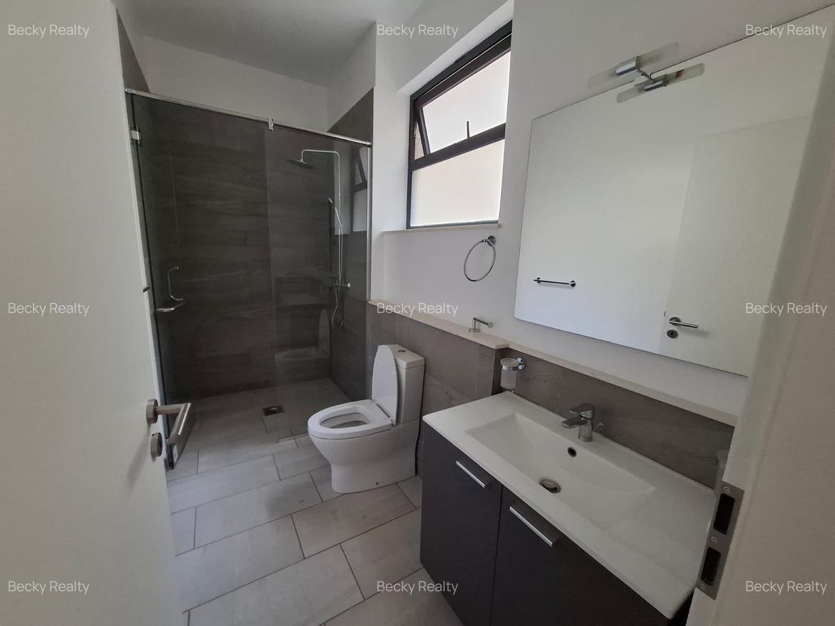 4 Bed House with En Suite at Riverside Drive - 4