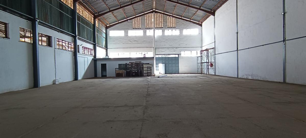 4,000 ft² Warehouse with Service Charge Included in Ruaraka - 2