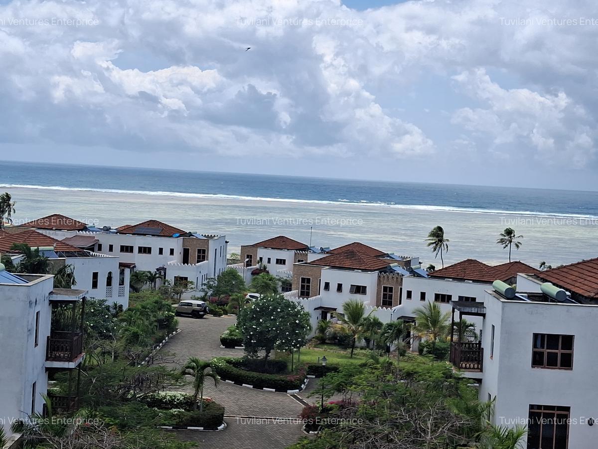 4 Bed Villa with En Suite at Kindly - 1