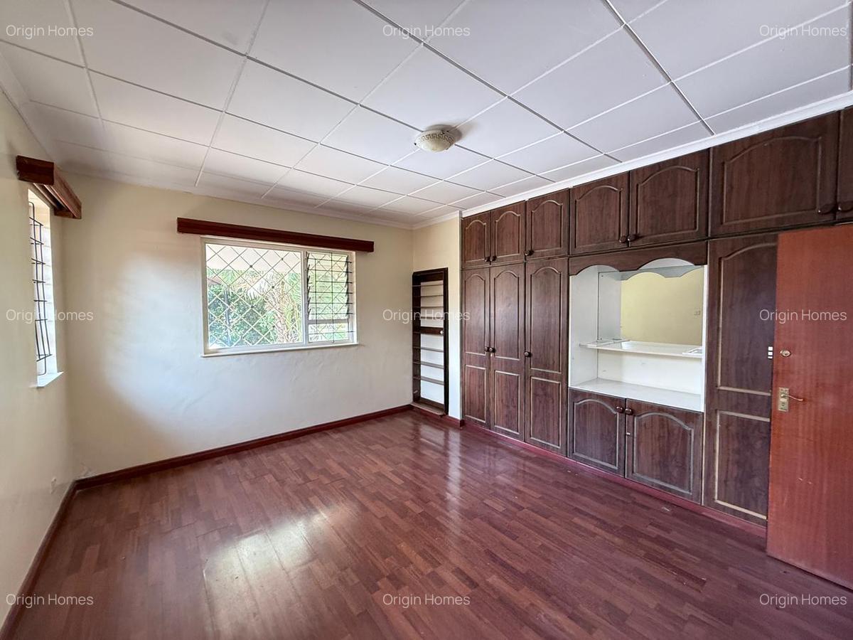 5 Bed House with En Suite at Lavington - 17